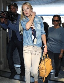 Kate Hudson Catches Flight LAX 6JlddQlgWm3x.jpg