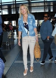 Kate Hudson Catches Flight LAX AVkJwNxJ2sxx.jpg