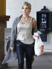 Elsa Pataky Picking Up Baby Formula aA2FBG1A6eBl.jpg