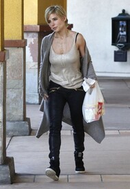 Elsa Pataky Picking Up Baby Formula pJyzcYARjXfl.jpg