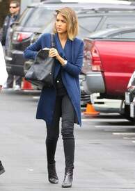 Jessica Alba - Hair salon in Beverly Hills, April 24, 2015 003.jpg