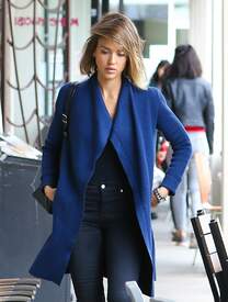 Jessica Alba - Hair salon in Beverly Hills, April 24, 2015 005.jpg