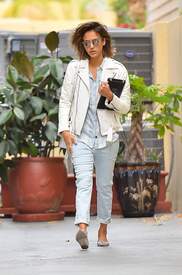 Jessica Alba Seen shopping in Santa Monica 001.jpg