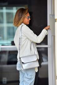 Jessica Alba Seen shopping in Santa Monica 014.jpg