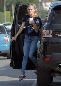 Reese Witherspoon - out and about in Brentwood April 30-2015 009.jpg