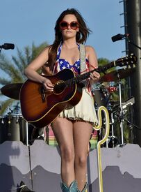 kacey-musgraves-2015-stagecoach-california-country-music-festival-in-indio-regular-2.jpg