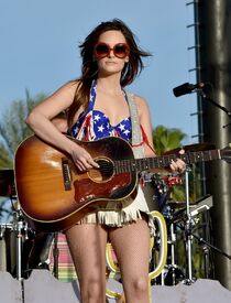 kacey-musgraves-2015-stagecoach-california-country-music-festival-in-indio-regular-3.jpg