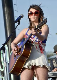 kacey-musgraves-2015-stagecoach-california-country-music-festival-in-indio-regular-5.jpg