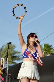 kacey-musgraves-2015-stagecoach-california-country-music-festival-in-indio-regular-7.jpg