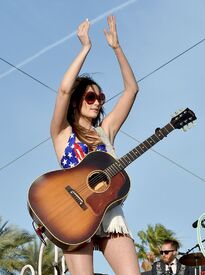 kacey-musgraves-2015-stagecoach-california-country-music-festival-in-indio-regular-8.jpg