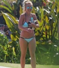 britney-spears-bikini-2.th.jpg