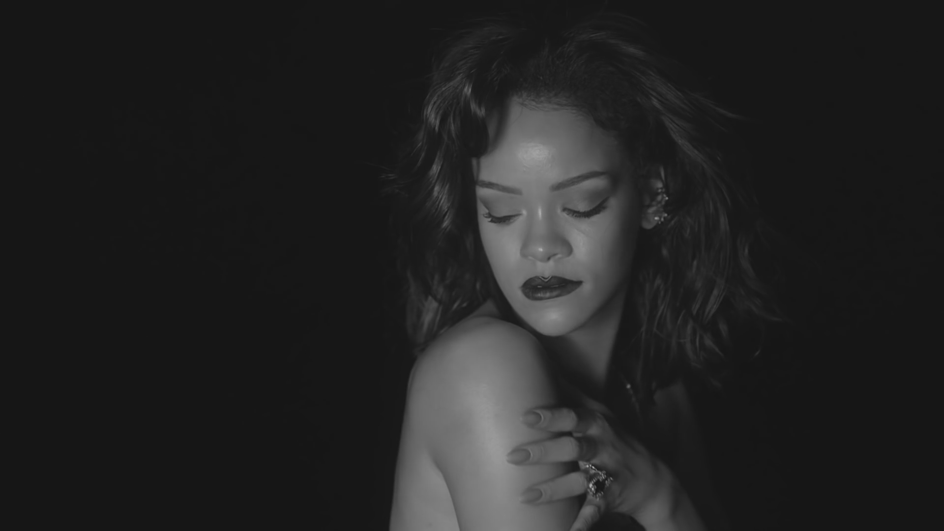 Rihanna kissed