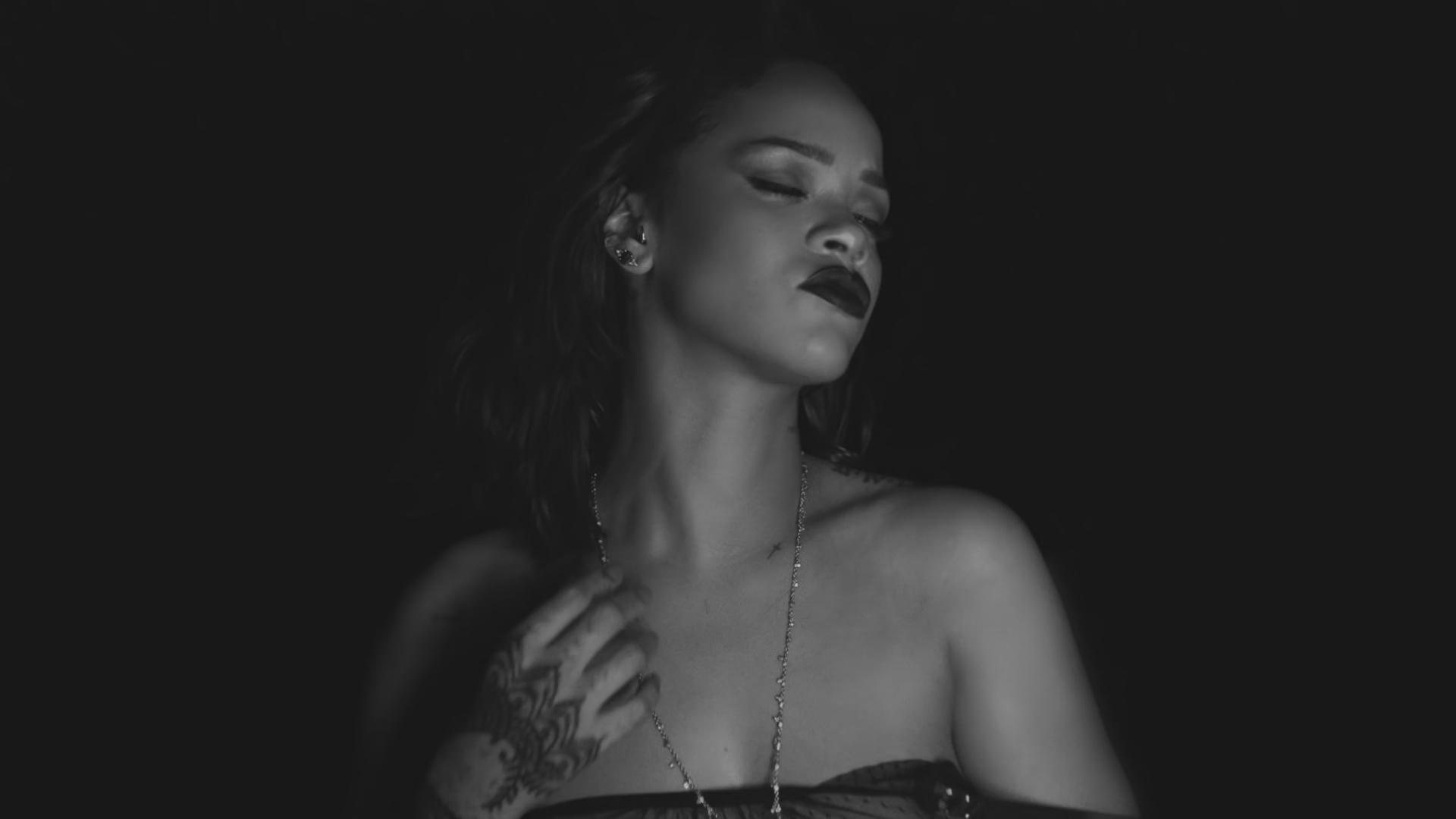 Rihanna kissed