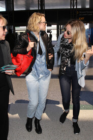 Rachel McAdams is seen at LAX gMBRXbzXZKTl.jpg