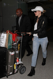 Rachel McAdams is seen at LAX 0HMlQB-DpzGl.jpg