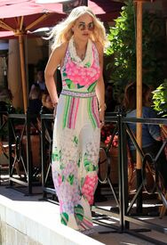 rita-ora-out-in-beverly-hills_24.jpg