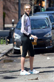 Karlie-Kloss-Booty-in-Tights--01.jpg