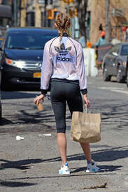 Karlie-Kloss-Booty-in-Tights--02.jpg