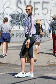 Karlie-Kloss-Booty-in-Tights--09.jpg