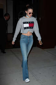 Gigi-Hadid-in-Jeans--02.jpg