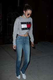 Gigi-Hadid-in-Jeans--03.jpg