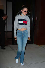 Gigi-Hadid-in-Jeans--05.jpg