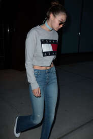 Gigi-Hadid-in-Jeans--06.jpg