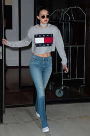 Gigi-Hadid-in-Jeans--07.jpg