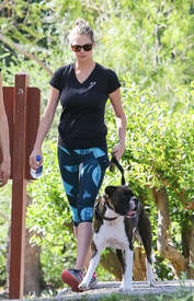 Kate-Upton-walking-her-dog--01.jpg