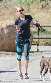 Kate-Upton-walking-her-dog--02.jpg
