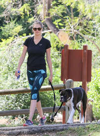 Kate-Upton-walking-her-dog--04.jpg