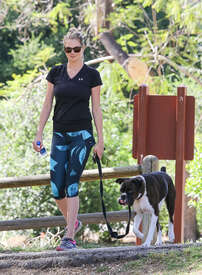 Kate-Upton-walking-her-dog--05.jpg