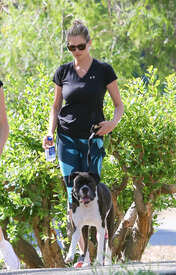 Kate-Upton-walking-her-dog--06.jpg