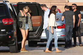 Taylor-Swift-in-Jeans-Shorts--03.jpg