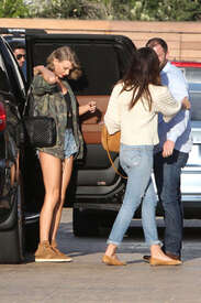 Taylor-Swift-in-Jeans-Shorts--04.jpg