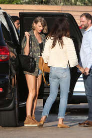 Taylor-Swift-in-Jeans-Shorts--05.jpg