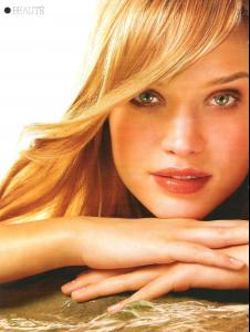 32336_Julie_glamour29_122_111lo.jpg