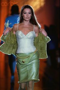 Carla_Bruni_Modeling_Versace324335_9.jpg