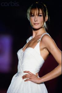 Carla_Bruni_Models_for_Versace_1324335_11.jpg