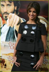 monica_cruz_big_buttons_06.jpg