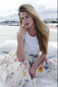 85515_Celebutopia_Vanessa_Hessler_poses_on_the_beach_on_Niki_Beach_during_the_61st_International_Cannes_Film_Festival_01_122_467lo.jpg