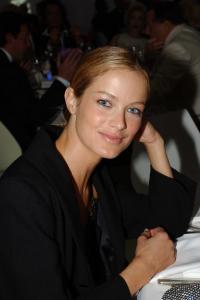 92362_celebrity_city_Carolyn_Murphy_78_123_359lo.JPG