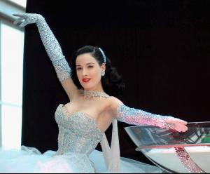 40c_hollywoodsbestDita6_3.jpg