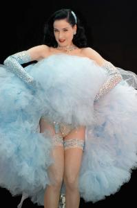 084_hollywoodsbestDita6_11.jpg