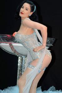 9ab_hollywoodsbestDita6_8.jpg