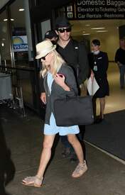 Reese_Witherspoon__Jake_Gyllenhaal_arrive_together_from_Paris.jpg