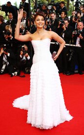 Celebutopia-Aishwarya_Rai-Up_Premiere_at_the_Palais_De_Festival_during_the_62nd_International_Cannes_Film_Festival-03.jpg