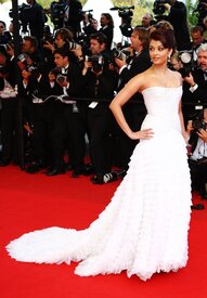 Celebutopia-Aishwarya_Rai-Up_Premiere_at_the_Palais_De_Festival_during_the_62nd_International_Cannes_Film_Festival-04.jpg