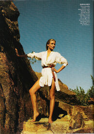 Cameron_Sunshine_Superwoman_Testino_US_Vogue_June_09_07.jpg