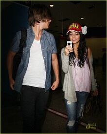 zac-efron-vanessa-hudgens-happy-hands-05.jpg